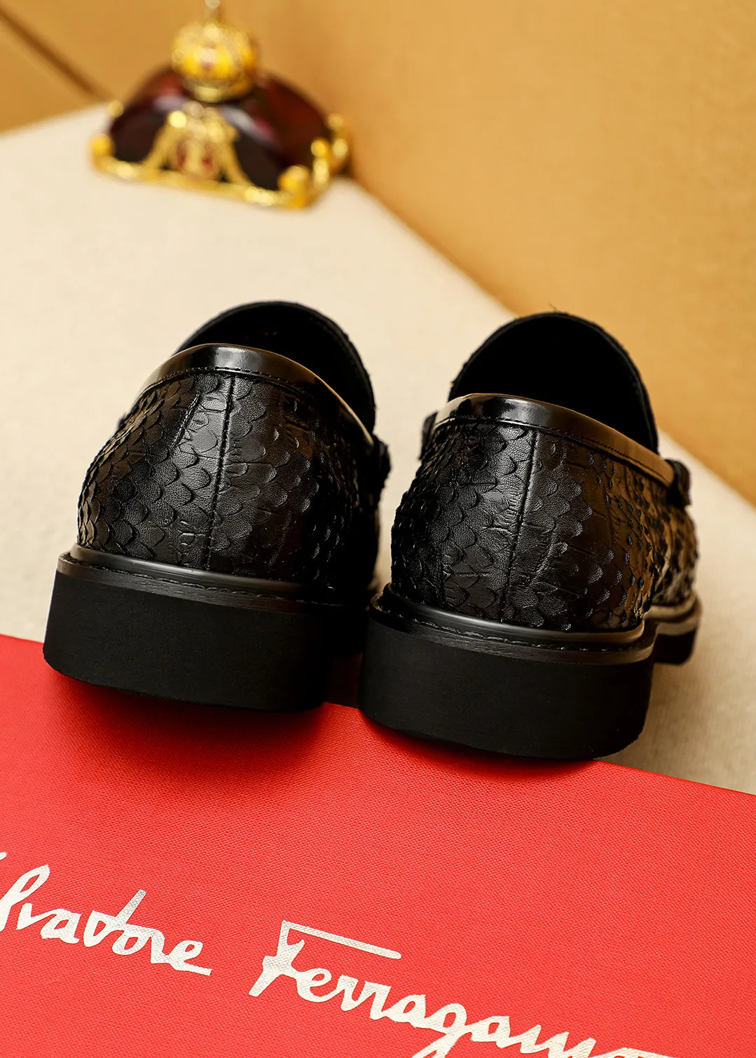 Men's shoes 💰520 💐 Product trademark: Ferragamo "Ferragamo" casual leather shoes Regular size: 38-44 (45.46🉑️customized) Product materials: Selected imported first-layer calfskin embossed upper + original hardware buckle, imported water-dyed cow leather lining. Strong three-dimensional visual effect, original outsole color: 1⃣️color optional